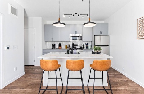 Uptown Apartment | Modern 1BR in Uptown | Walkable & Stylish
