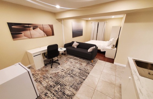 Franconia House | Modern 1BR Studio in Safe Alexandria Neighborhood , Near Metro & Dining.