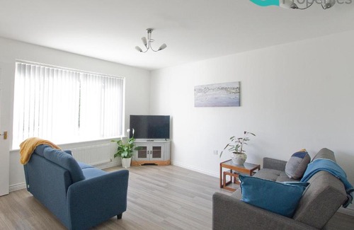 Sherborne St. John Apartment | Modern 2 Bed House Walking Distance to Hospital
