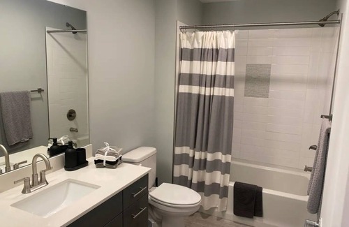North Kansas City Apartment | Modern 2-Bedroom Stunning Views