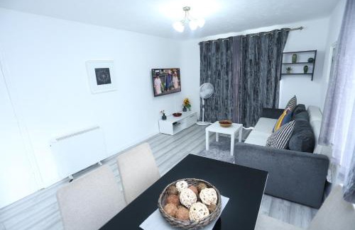 Thamesmead East Apartment | Modern 2 Bedroom Flat, with Free Parking, and WIFI