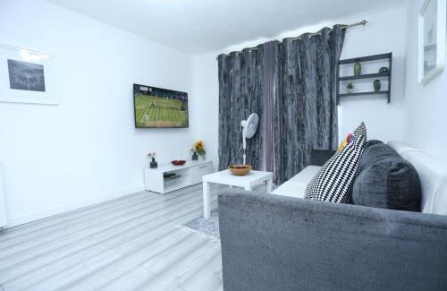 Thamesmead East Apartment | Modern 2 Bedroom Flat, with Free Parking, and WIFI