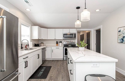 Ashley Oaks House | Modern 2 Bedroom Home in West Knoxville