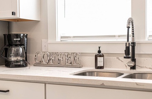 Ashley Oaks House | Modern 2 Bedroom Home in West Knoxville