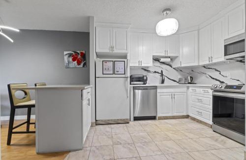 Beltline Apartment | Modern 2 bedroom next to Stampede, 17th w Parking
