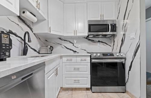 Beltline Apartment | Modern 2 bedroom next to Stampede, 17th w Parking