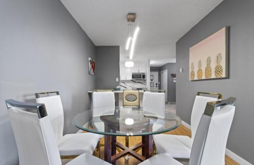 Beltline Apartment | Modern 2 bedroom next to Stampede, 17th w Parking