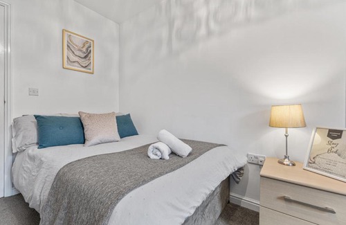 Edwinstowe Apartment | Modern 2-BR Home WiFi plus Parking