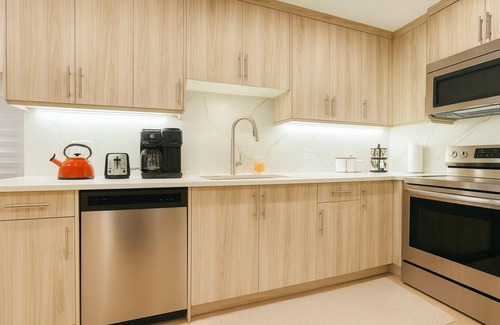 Sage Hill House | Modern 2 BR Walkout Suite | Private Backyard | Free Parking | Family Friendly