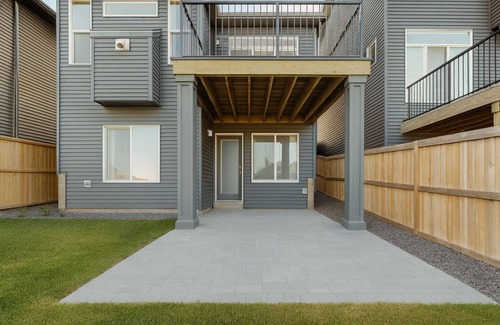 Sage Hill House | Modern 2 BR Walkout Suite | Private Backyard | Free Parking | Family Friendly