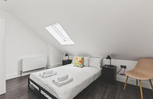 Coulsdon West Apartment | Modern 2bed flat near station - COU B
