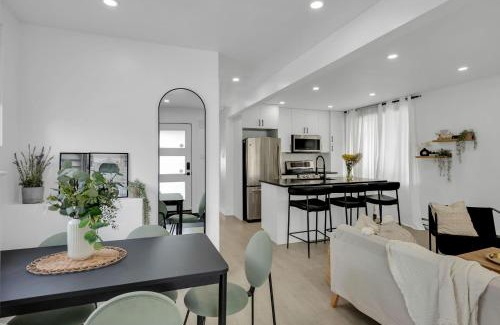 Ottawa Division Apartment | Modern 2BR Apt Near Downtown Ottawa FREE PARKING