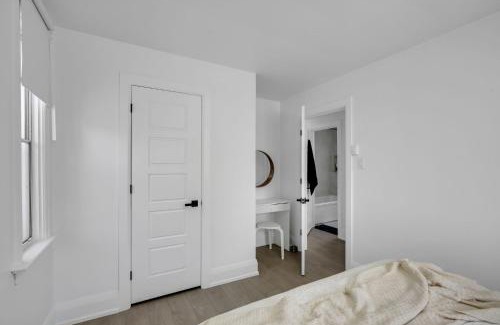 Ottawa Division Apartment | Modern 2BR Apt Near Downtown Ottawa FREE PARKING