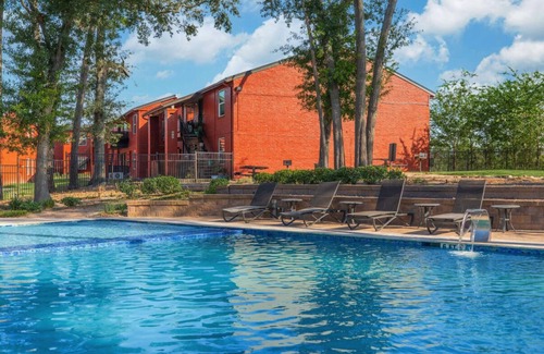 Garden Oaks Apartment | Modern 2BR Apt Pool+Gym+Free Parking Near Galleria