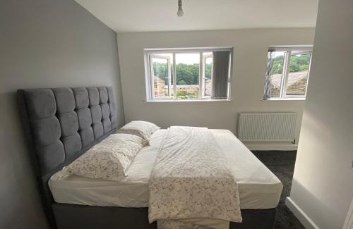 Greetland House | Modern 3- Bed House -Private Parking - sleeps 12- 2 Min M62