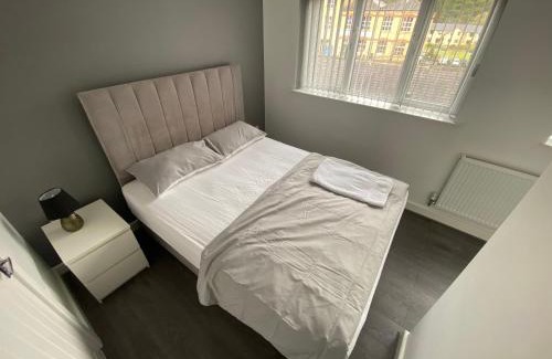 Greetland House | Modern 3- Bed House -Private Parking - sleeps 12- 2 Min M62