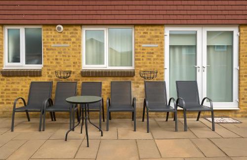 Sittingbourne Apartment | Modern 3-Bedroom Home with Free Parking for Family, Contractors and Tourists!
