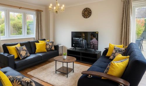Sittingbourne Apartment | Modern 3-Bedroom Home with Free Parking for Family, Contractors and Tourists!
