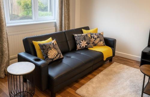 Sittingbourne Apartment | Modern 3-Bedroom Home with Free Parking for Family, Contractors and Tourists!