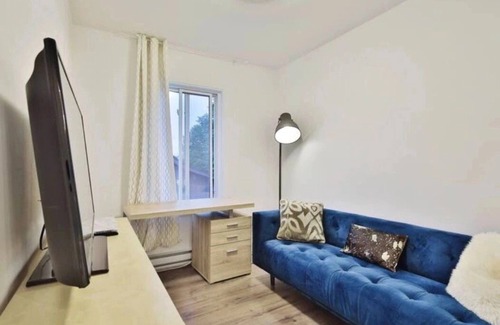 Cote-Saint-Paul Apartment | Modern 3-BR Home Free Parking Monthly Stay Welcome