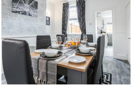 Swinton Apartment | Modern 3BD House in Salford, with free parking