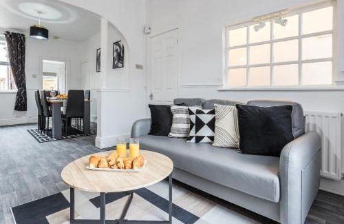 Swinton Apartment | Modern 3BD House in Salford, with free parking