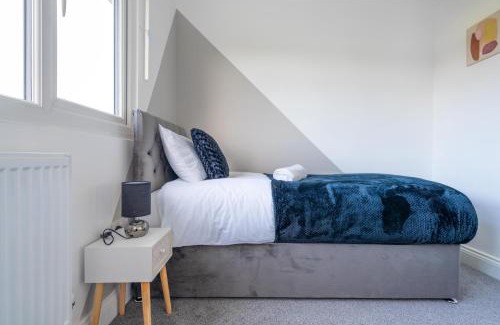 Langley Marish Apartment | Modern 3BR Home, Sleeps 5, Contractor Deal -Friendly, Near M25, Free Parking
