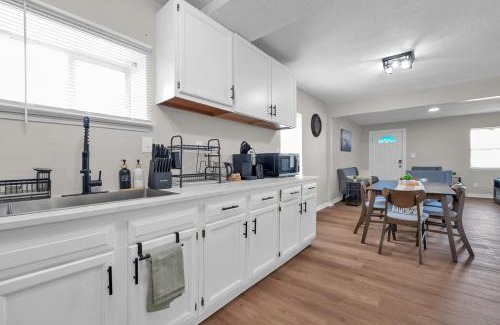 Hilltop House | Modern 3BR Near Downtown & Casino, Pet-friendly, Fast Wi-Fi, Laundry