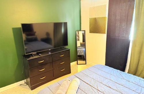 Westside House | Modern 3BR with Wi-Fi & Private Yard Near Downtown