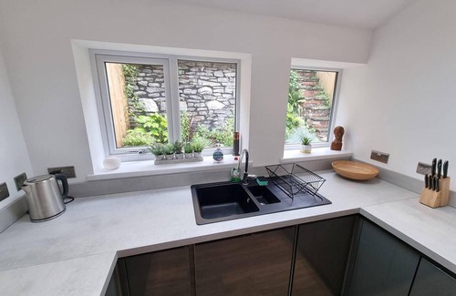 Aberbeeg House | Modern 4-bedroom Townhouse With Private Garden
