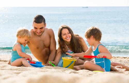 Hunstanton Cabin | Modern 4 Berth Lodge With Decking At Manor Park In Hunstanton Ref 23024W
