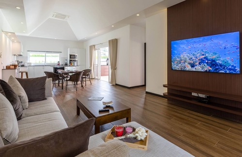 Hua Hin Villa | Modern 4 BR Pool & Tropical Garden MS-30