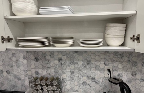 Port Colborne House | Modern 4Bdrm Home with Fireplace