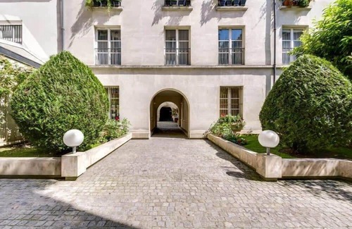 Quartier Sainte-Avoye Apartment | Modern and bright 2BD for 11 guests in Le Marais!