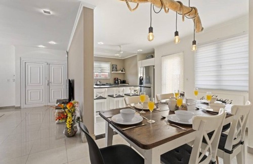 Calbas Plaza Residences House | MODERN and CLEAN - 6 guests - beautiful and private vacation home with pool!