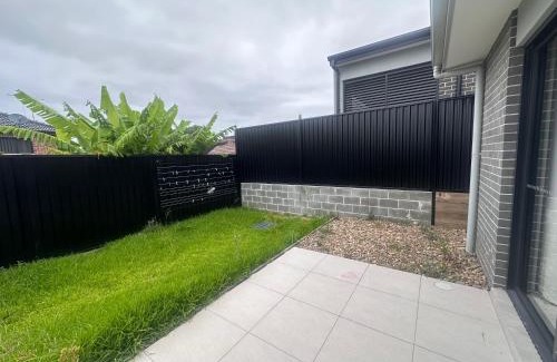 Guildford House | Modern and Comfortable Queen Room - OR2