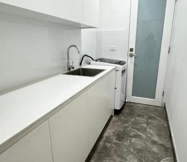 Guildford House | Modern and Comfortable Queen Room - OR2