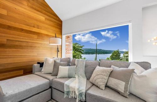 Sammamish House | Modern and Relaxing Lake Sammamish View House