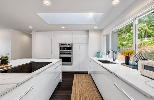 Sammamish House | Modern and Relaxing Lake Sammamish View House