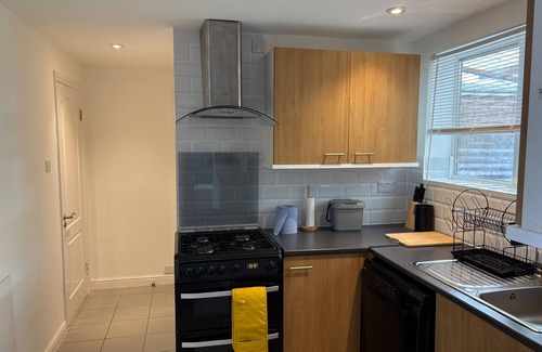 Bracknell House | Modern and Spacious 3 Bed Retreat - Bracknell