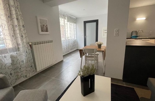 Quarante House | Modern apartment centrally located in Quarante
