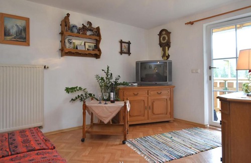 Steingaden Apartment | Modern Apartment in Lindegg with Balcony