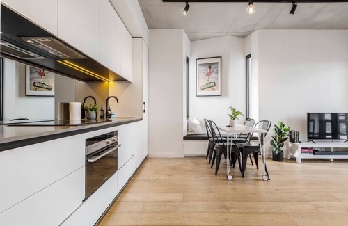 Cremorne Apartment | Modern Apartment near Vibrant Swan Street