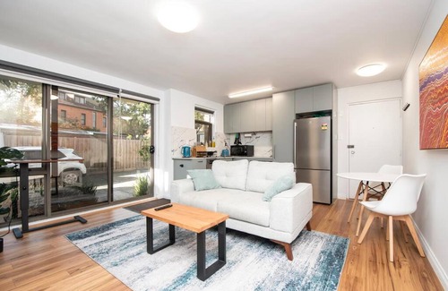 Fitzroy North Apartment | Modern Apartment opposite huge parklands