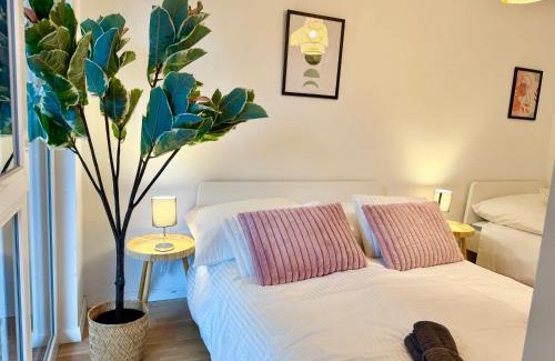 Wiener Neudorf Apartment | Modern Apartment with Balcony near Vienna