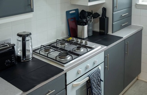 Motherwell Apartment | Modern Apartment with Dining, Workspace & Cooking