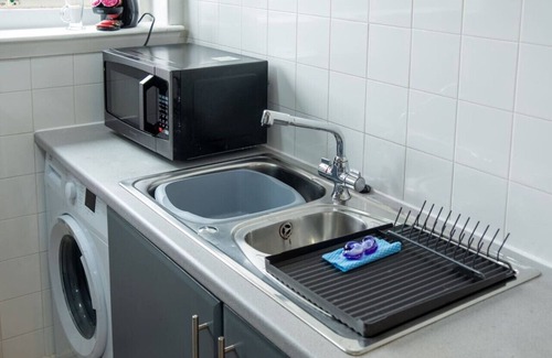 Motherwell Apartment | Modern Apartment with Dining, Workspace & Cooking