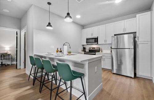 Rogers Apartment | Modern Apt W Pool, Gym & Free "p"prime Location