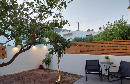 Mavrikiano Apartment | Modern apt with private garden next to the beach in the center of Elounda!