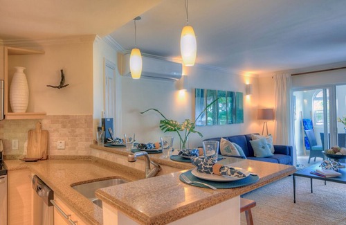 Gibbs Bay Apartment | Modern Beachfront Condo with Pool - Sapphire 104